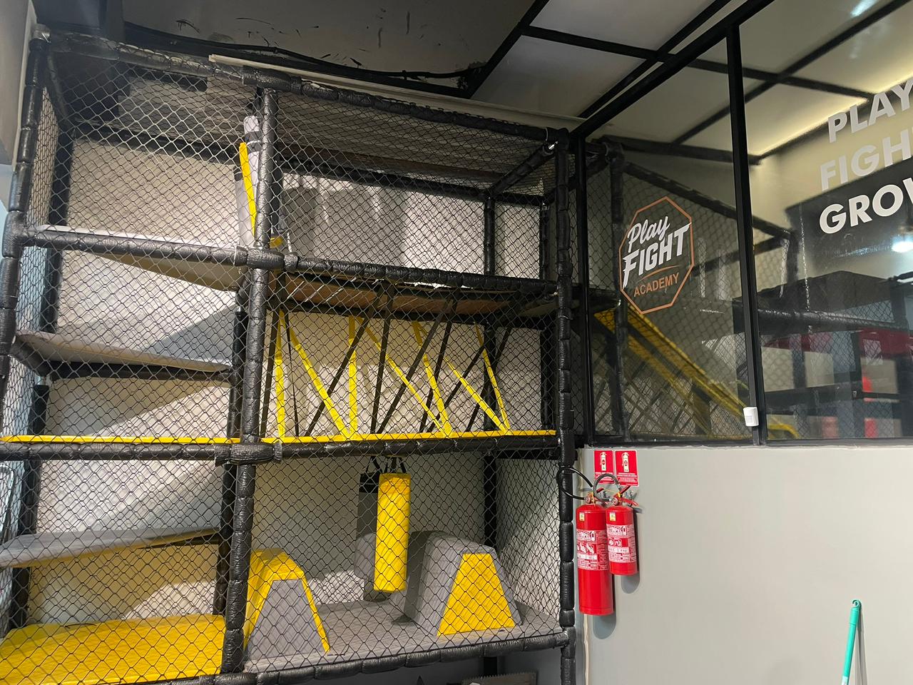 Foco no brinquedo de escalar do espaço kids