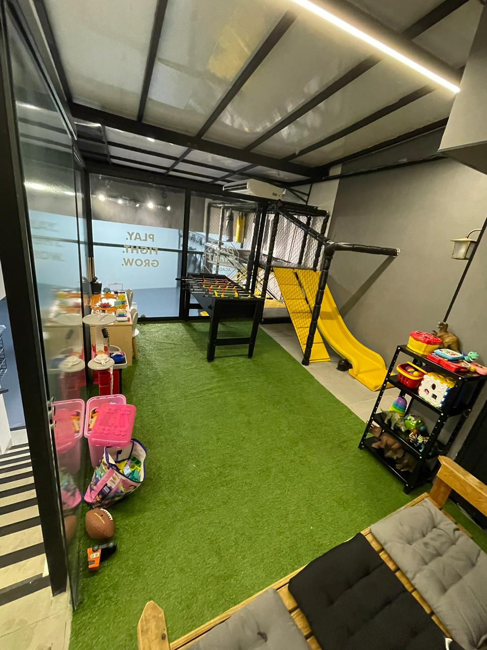 Vista ampla da área de brinquedos e espaço kids